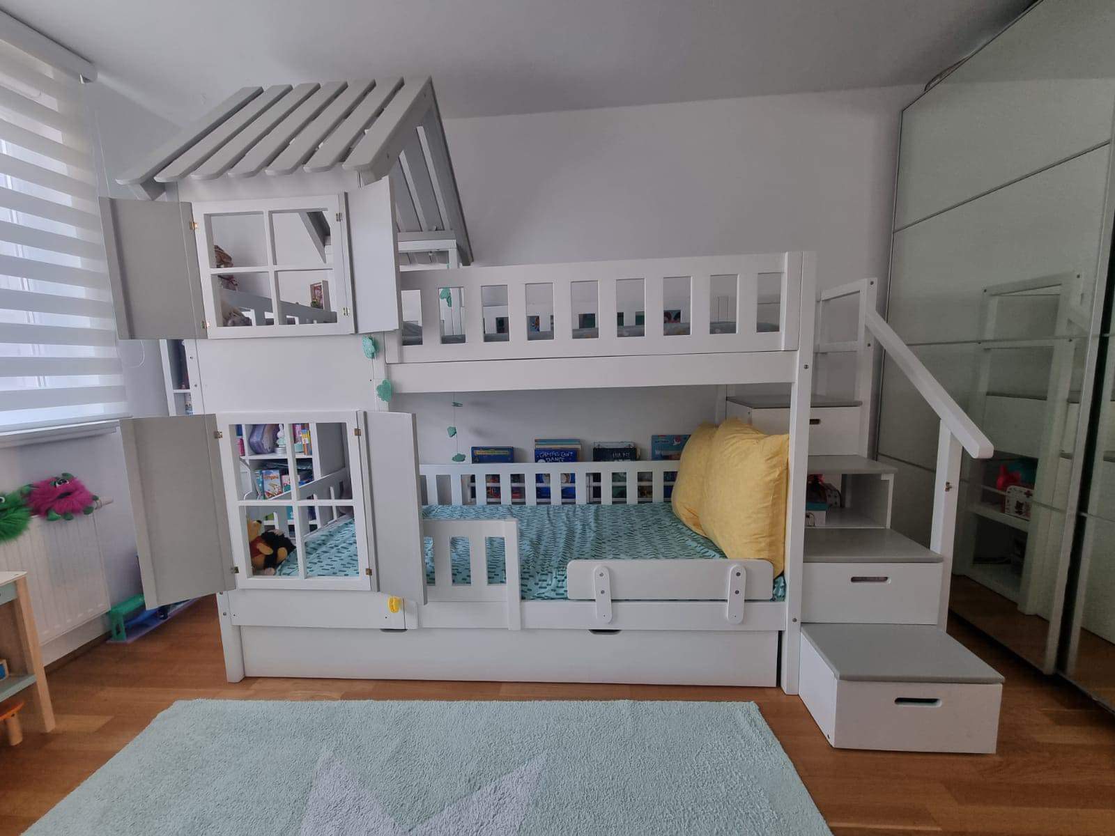 Łóżko piętrowe ze schodami i domkiem Izi and Dizi